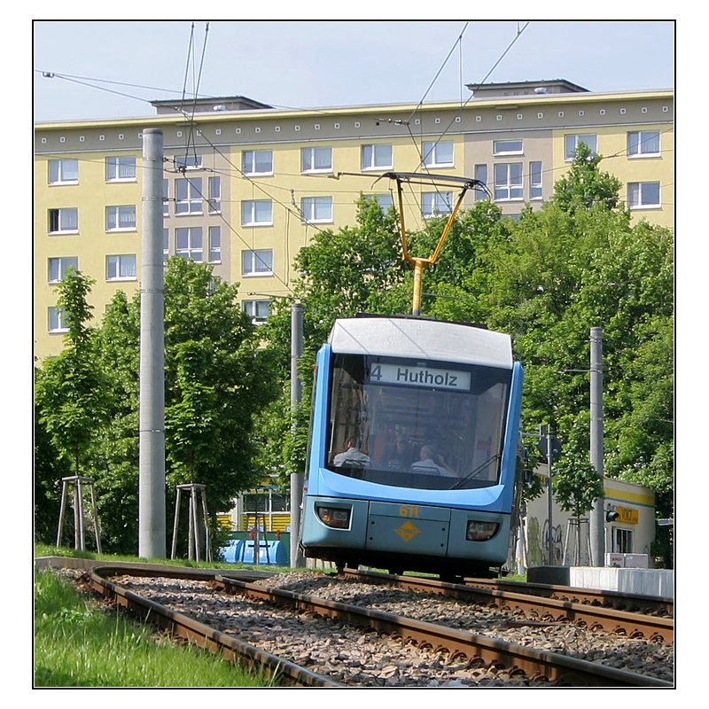 In Schräglage -

Nachschuss auf eine Straßenbahn der Chemnitzer Linie 4 auf der relativ neuen Strecke in der Stollberger Straße. 

10.06.2006 (M)