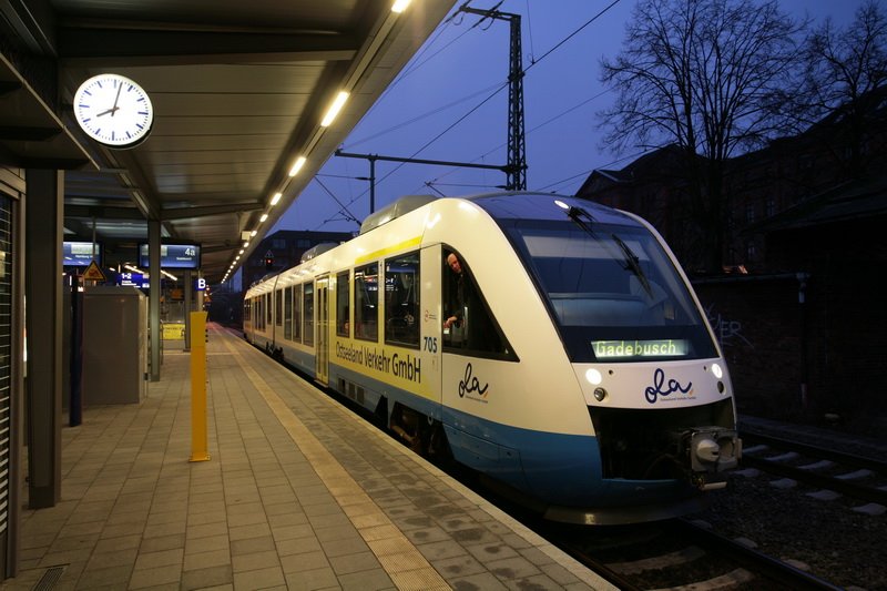 In Schwerin luschert der TF aus dem Triebwagen des Ostseelandverkehrs um gleich nach Gadebusch weiter zufahren. 16.01.2009 