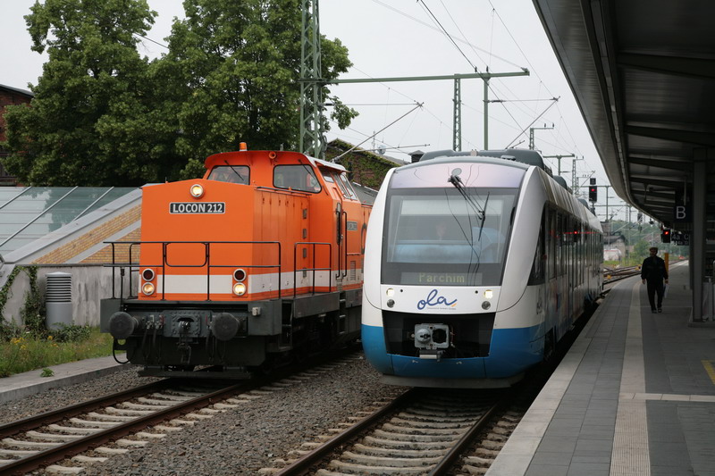 In Schwerin stehen Locon mit Ostseelandverkehr und warten auf ihre weiterfahrt. 29.06.2009