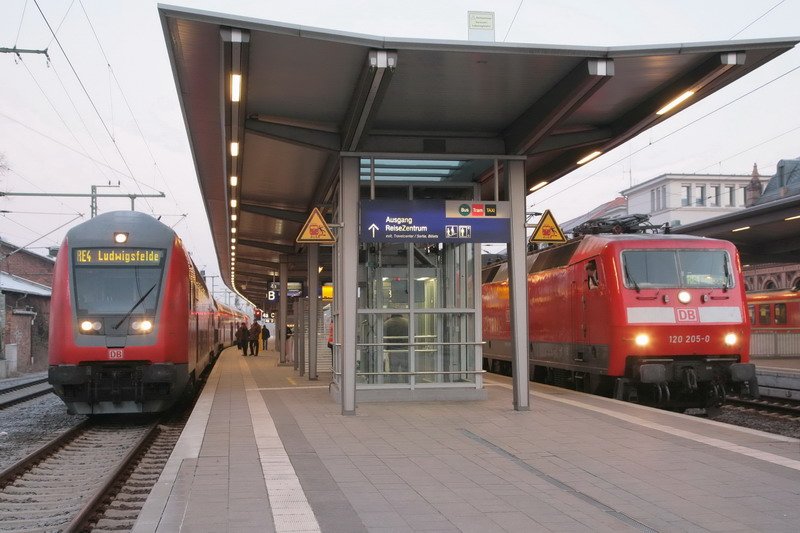 In Schwerin steht links der RE4 nach Ludwigsfelde und rechts der RE1 nach Hamburg zur Abfahrt bereit. 31.12.2008