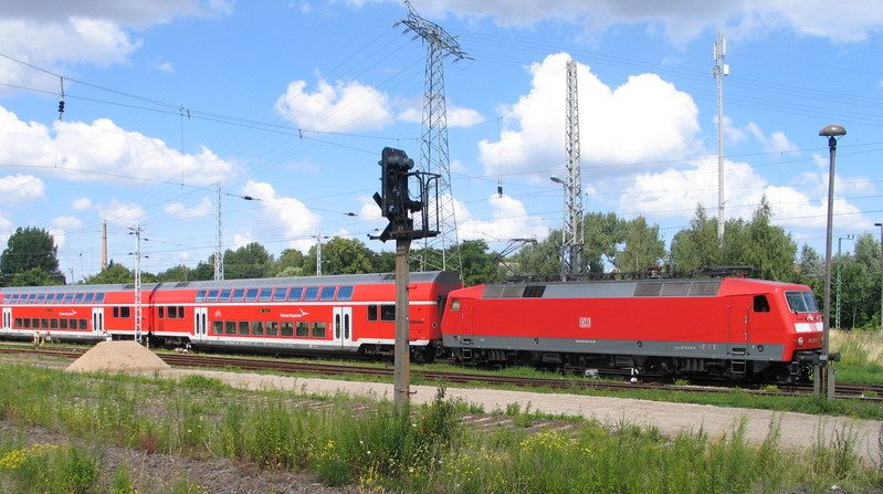 In Schwerin zieht die 120 203-5 den RE1 nach Hamburg vom G�terbahnhof. 22.07.2008