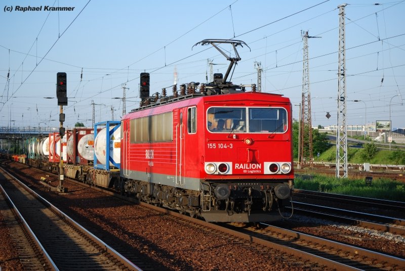 In sehr guten Zustand zeigte sich 155 104-3 von Railion am Abend des 25.05.09 im Bahnhof Schnefeld, als sie diesen mit ihrem Gterzug durchfuhr.