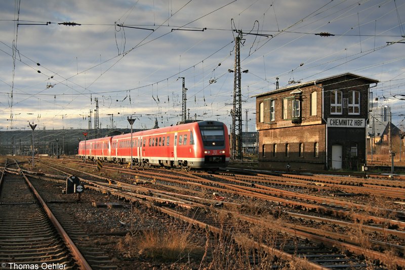 In sehr schnem Morgenlicht fhrt der RE in Form von 612 071 am 06.01.07 aus Chemnitz Hbf nach Dresden aus.