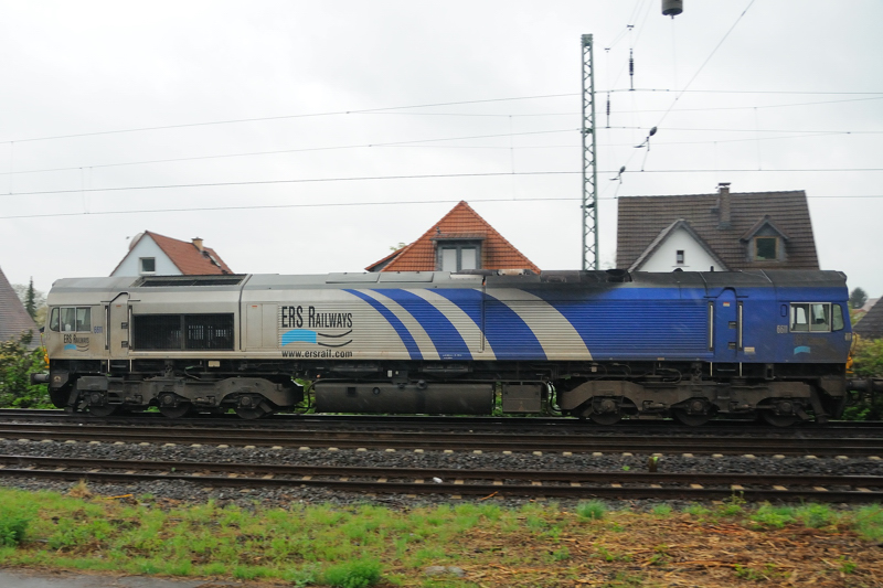 In der Seitenansicht kommt die wahre Gre einer Class 66 zur Geltung: ERS 6611 im Lokportrait bei Zwingenberg/Bergstrasse. (April 2009).
