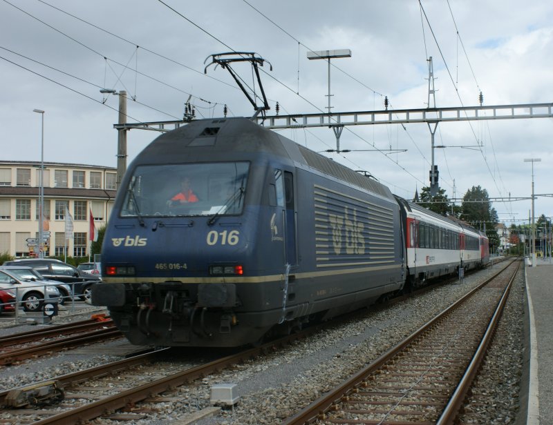 In seltener Eintracht fahren eine SBB 460 und eine BLS 465 mit zwei IC Wagen im Sandwich am 2. Oktober durch den Bahnhof Murten. 
Ich habe mich fr den Nachschuss mit der BLS Re 465 entschieden, da diese Loks nunmehr selten vor Reisezugwagen zu sehen (und fotografieren) sind.  