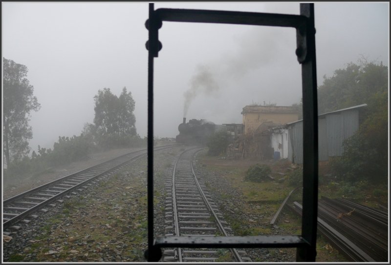 In Shegerini auf rund 2200m /M. herrscht wieder mal die Nebelsuppe vor. 442.55 erreicht mit ihrem Gterzug die Ausweichstelle. (01.11.2008)