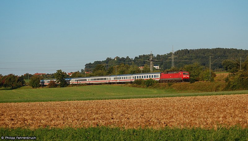 In der sich abkhlenden Abendluft des 30. August 2008 - ein herrlicher Sptsommertag auf der Schwbischen Ostalb - spannt zur berraschung der Fotografen 120 101 den IC 2062 von Nrnberg Hbf nach Karlsruhe Hbf vor. Aufgenommen am Km 76,6 der Remsbahn (KBS 786) bei Aalen-Hofen.