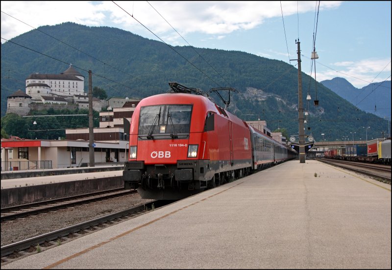In Sichtweite der Festung Kufstein verlsst die 1116 194 mit dem OEC 561  Europischer Computer Fhrerschein  den Bahnhof Kufstein. (10.07.2008)
