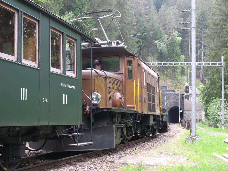 In Solis hatte der Muttertagszug am 13.05.2007
eine Zugkreuzung.Die Ge6/6I steht vor dem Tunnel 
der Wagen hat die Bezeichnung C 2012 mit 40 Sitz-
pltzen aus dem Jahre 1889.