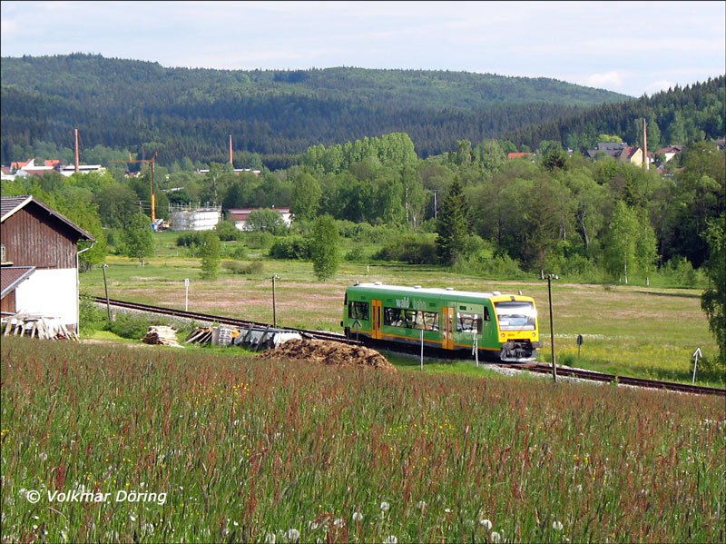 In dieser Sommerlandschaft wirkt die Farbgebung des VT der Regentalbahn fast als Tarnfarbe. Ein RegioShuttle RS1 als RB 32493 auf der Waldbahn Zwiesel - Grafenau bei Frauenau (Bayerischer Wald) - 08.06.2006

