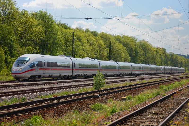 In der Sonne glnzen... Klimatisiertes Reisen im ICE 3 in Doppeltraktion. Rennbahn Gnzburg - Offingen kurz vor dem Abzweig nach Donauwrth.