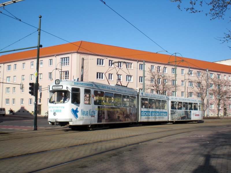 In den Sonnenstrahlen des 17. M�rz f�hrt GT8 003 in der Friedrichstra�e zum Hauptbahnhof.