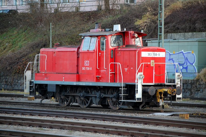 In Sonntagsruhe befand sich am 14.12.2008
die 363 708 am Passauer Hbf.