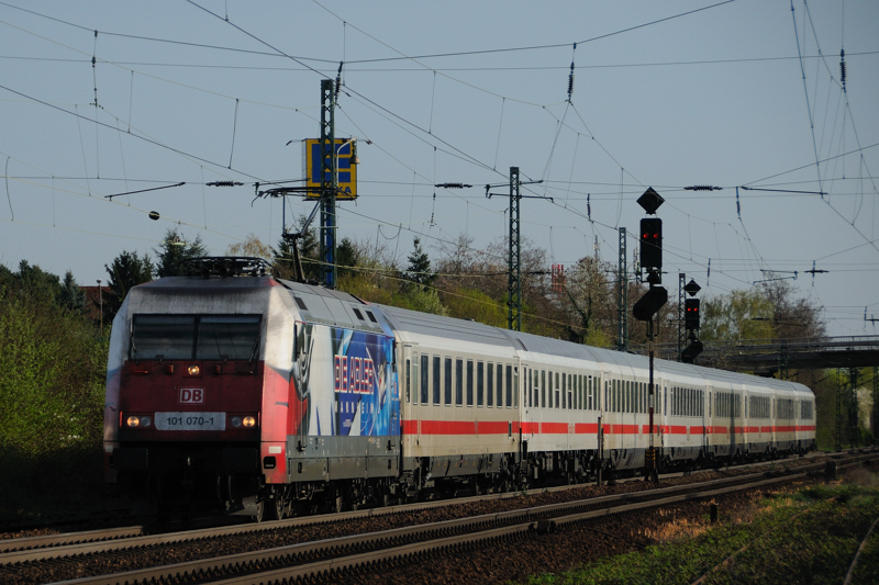 In spter Nachmittagssonne zieht 101 070-1  Adler Mannheim  auf ihrer Stammstrecke einen Intercity Richtung Frankfurt am Main. (bei Auerbach im Mai 2009).