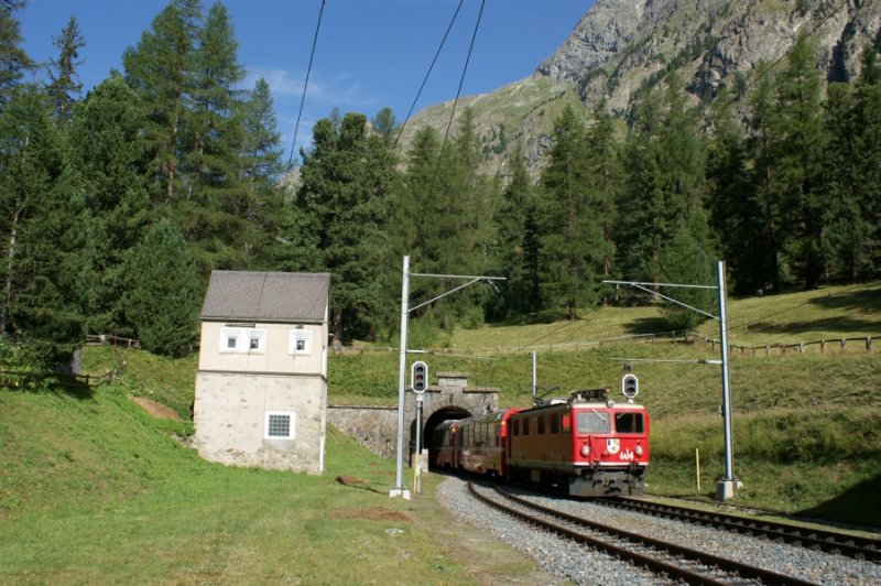 In Spinas im Val Bever liegt das Sdportal des Albulatunnels. Am Morgen des 16. August 2009 verlsst gerade die Ge 4/4 I 604 mit dem Bernina-Express am Haken den Tunnel.