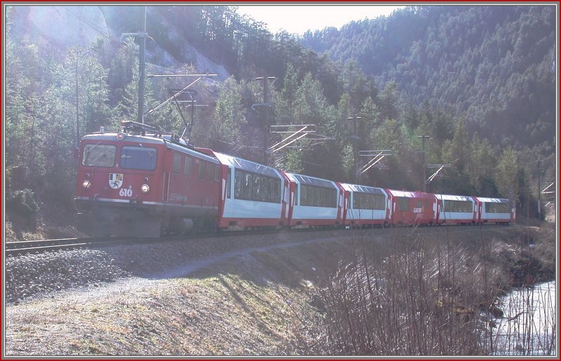 In starkem Gegenlicht taucht Ge 4/4 I 610  Viamala  mit dem Glacier Express aus Richtung Valendas-Sagogn auf. (04.03.2007)