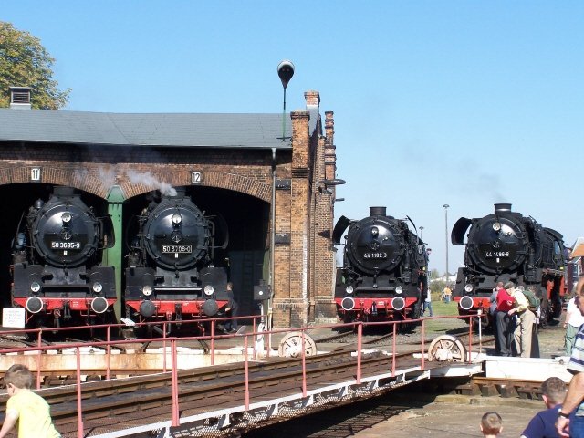 In Stassfurt waren auerdem die BR 50 3695-9,BR 50 3708-0,BR 44 1182-3 und BR 44 1486-8 zu bestaunen. (23.09.07)  