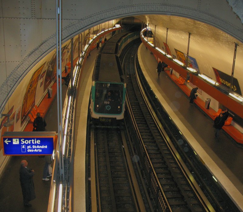 In der Station St-Michel fhrt gerade eine Mtro der Linie 4 ein.
(21.01.2008)