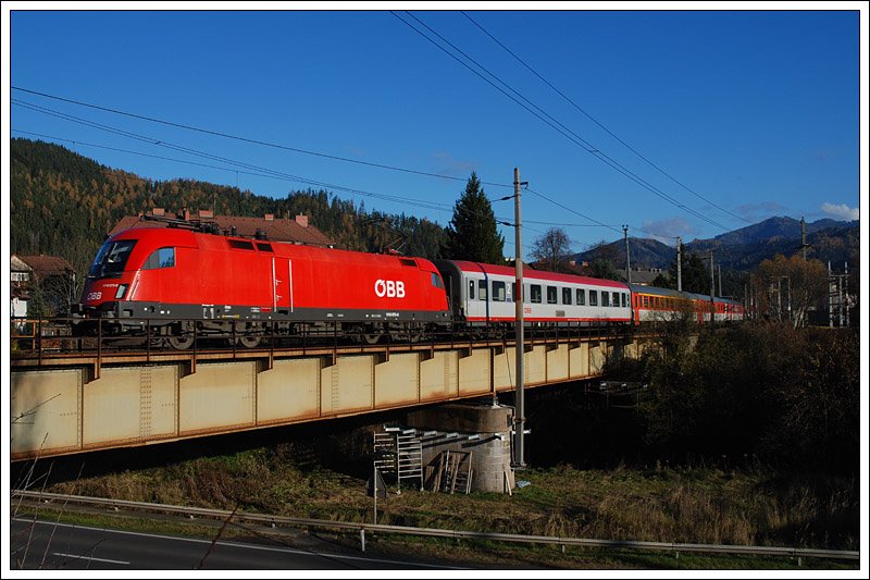 In der Steiermark mit Fahrplanwechsel auch Geschichte - EC 100  Joze Plecnik  von Ljubljana (Laibach) nach Praha hl.n. (Prag). Im Normalfall eine 1216er Leistung, war er allerdings am 9.11.2008 mit 1116 073 bespannt. Die Aufnahme entstand kurz vor St. Michael in der Obersteiermark.