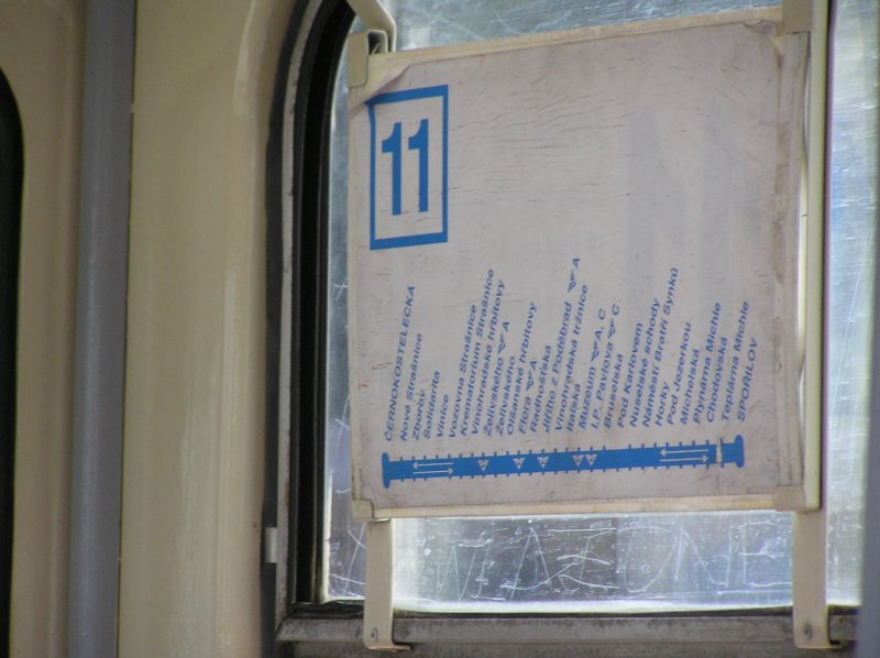 In den Straenbahnen in Prag ist, wie auf dem Bild zu sehen, immer der Haltestellenverlauf der Linie auf einer Tafel am Fenster angezeigt