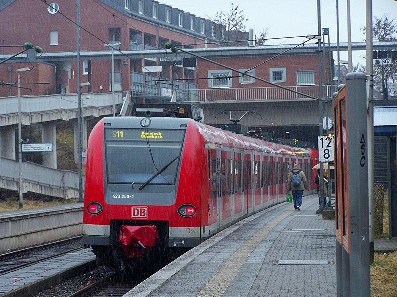 In strmendem Regen verlassen 423 250/750 u 423 298/798(vorderer) am 15.02.09 den haltepunkt K-Blumenberg als S11 nach Berglisch Gladbach.