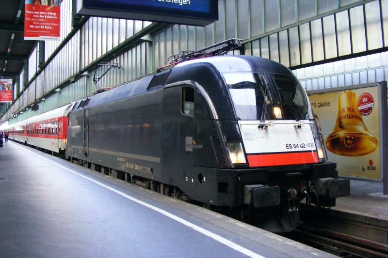 In Stuttgart Hbf ist ES 64 U2-026 von MRCE-Dispolok mit dem ICE-Ersatzzug IC 79696 angekommen und endet hier.(Aufnahme von 02.05.09)