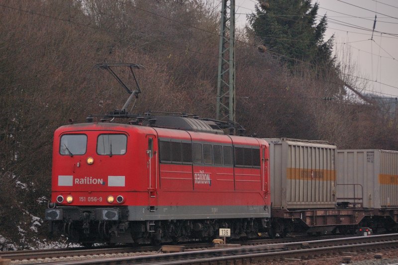 In der sd-stlichen Einfahrt von Treuchtlingen kam 151 056-9 mit Containerzug, aus Richtung Ingolstadt, des Gleises daher. (11/2008).