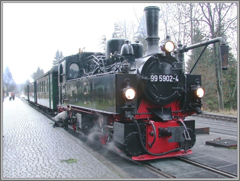 In tadellosem Zustand prsentiert sich die Malletlok 995902-4 ex NWE 12 Jahrgang 1897 am 13.12.2006 mit einem Sonderzug in Drei Annen Hohne. Regen und Hochnebel machen auch hier das Fotografieren nicht eben einfacher.