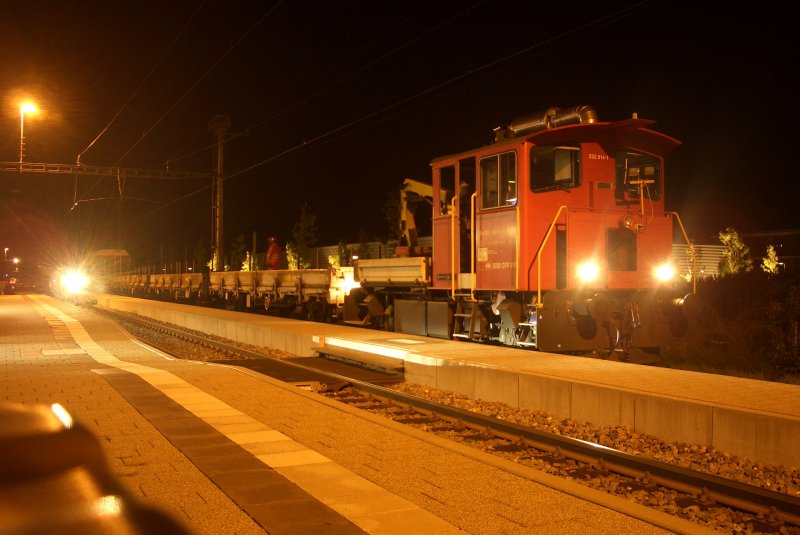 In Tgerwilen an der Seelinie wurde am 26.08.09 am Abend/ in der Nacht gebaut. Es wurden Hagelschden beseitigt am Schotterbett.
Tm 232 014-1 in Tgerwilen-Gottlieben, kurz nachdem die S nach Schaffhausen abfuhr.