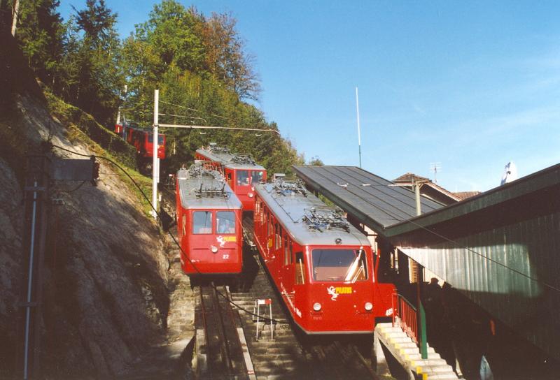 In der Talstation der Pilatusbahn in Alpnachstad ist an schnen Tagen des Sommerhalbjahres viel Betrieb. Da Weichen beim Zahnradsystem Locher technisch nicht realisierbar sind, wird hier mit Schiebebhnen gearbeitet. Das Bild entstand am spten Nachmittag des 9. Oktober 2005.