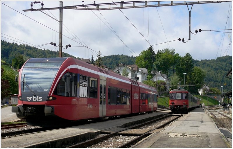In Tavannes kreuzen sich RABE 526 284-5 als R5230 von Sonceboz-Sombeval nach Solothurn mit de Re 4/4 II Pendel R5229 in die Gegenrichtung. (16.05.2009)