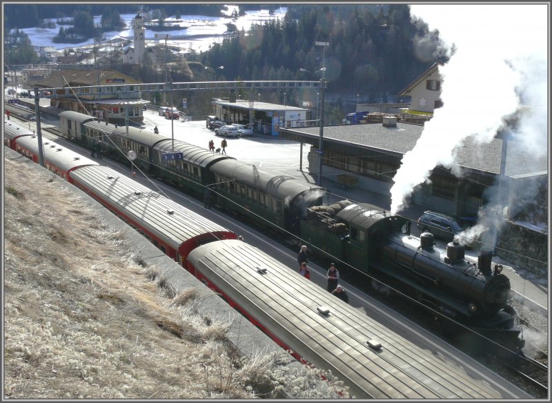 In Tiefencastel wartet Dampfextrazug 2122 den RE1129 nach St.Moritz ab. (20.02.2008)
