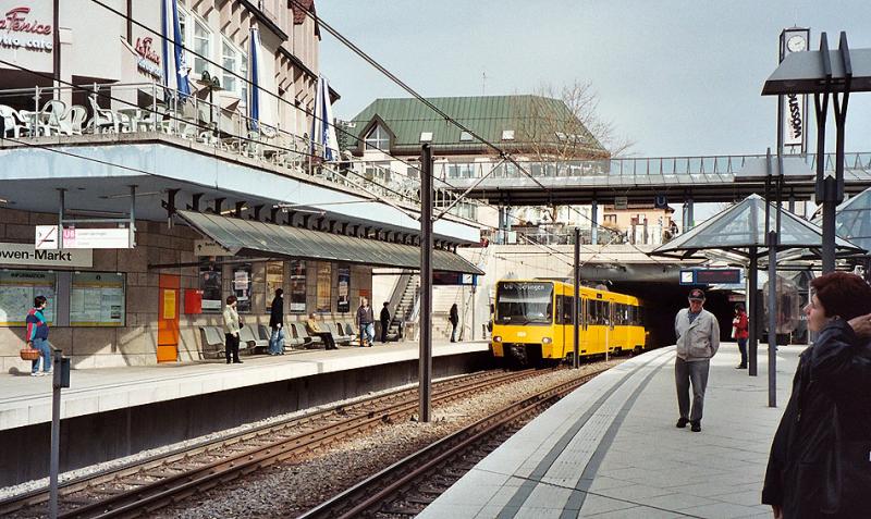 In Tieflage - 

Auch der Stuttgarter Stadtteil Weilimdorf wird von der Stadtbahn (U6, U13) in einem direkt unter der Oberfläche liegendem Tunnel unterfahren. Dieser wurde am 26.9.1992 in Betrieb genommen und die U6 vom Pfostenwäldle bis Giebel verlängert. Die zentrale Haltestelle  Löwenmarkt  ist fast vollständig nach oben offen. Architekten: Lutz und Partner. 

Analog 2004 (M)