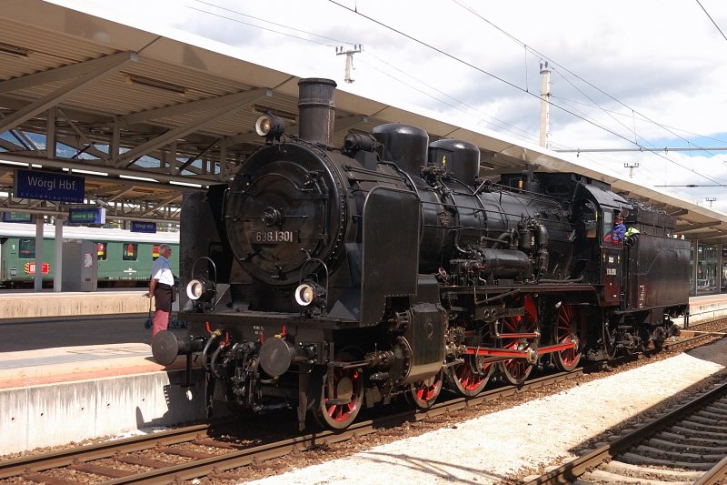 In tiefstem Schwarz durchfhrt 638.1301 Bahnsteig 2 fr die Fotografen des Jubilums in Wrgl. (24.08.2008).