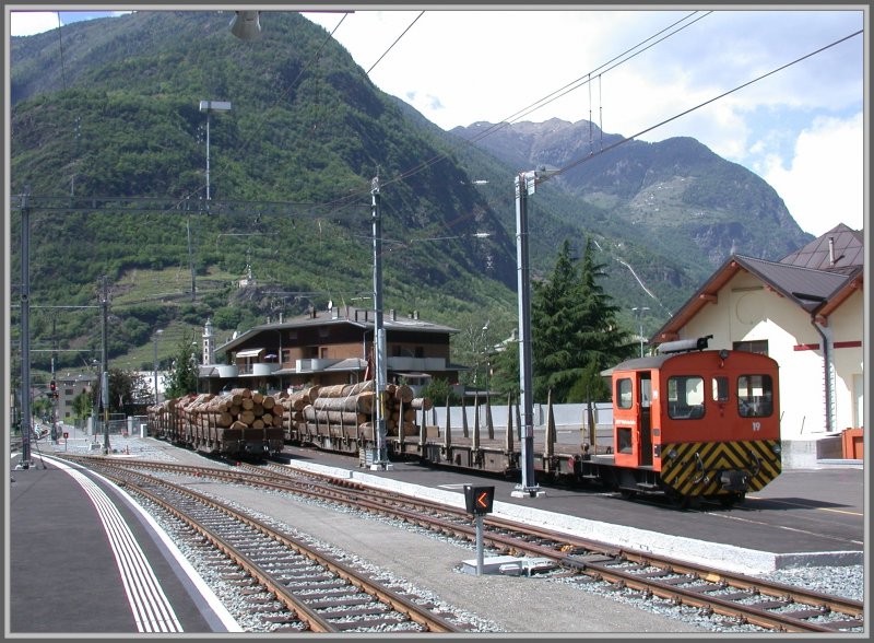 In Tirano wird vor allem Holz umgeschlagen von der RhB auf Lastwagen. Tm 19 besorgt die Zustellung ins Freiverladegleis. (08.05.2007)