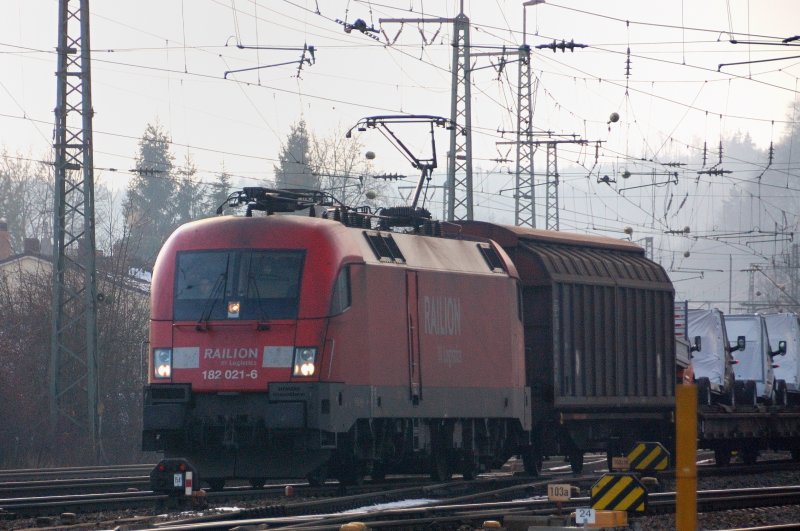 In Treuchtlingen sieht man sie:  Deutsch -Taurus 182 021-6 mit einem MB-Transport, berwiegend Fahrgestelle mit Fhrerhaus ohne Aufbauten. Der Wagen hinter der Lok beinhaltet schtzenswertes (witterungsempfindliches) Beigut der transportierten Fahrzeuge.