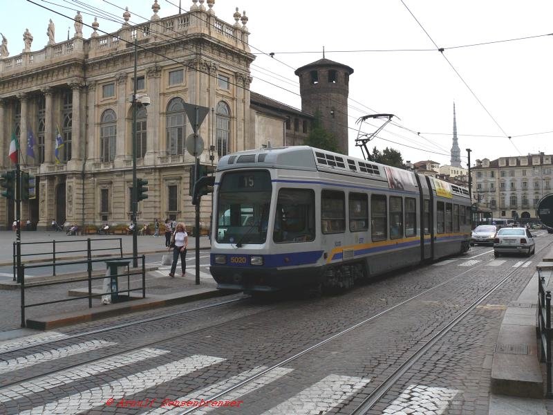 In Turin an der Piazza-Castello ist die 6-achsige Tram5020 vom Typ T.P.R. der GTT unterwegs auf der Linie 15.
30.08.2007 Torino