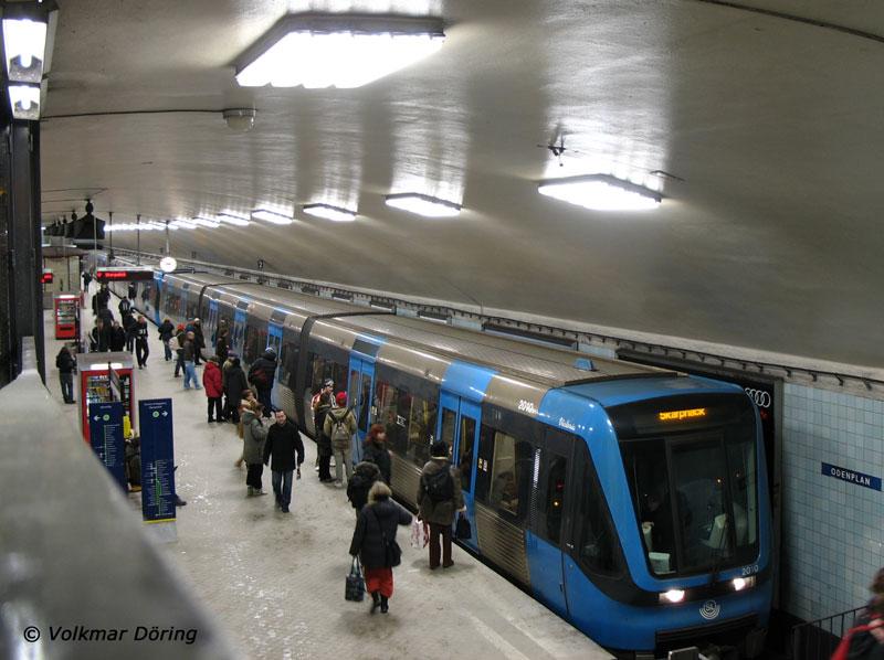 In die U-Bahn-Station Odenplan ist ein Zug der Tunnelbana Linie grn nach Skarpnck eingefahren - Stockholm, 14.03.2006