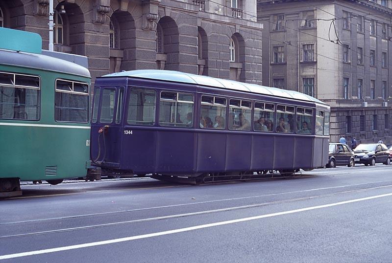 In der ul. Nemanjina habe ich endlich einen der Lenkdreiachser aus Basel erwischt, EB 1344 (leider nur auf der Nichteinstiegsseite)