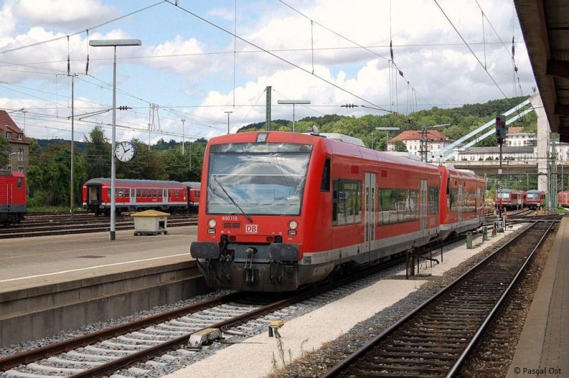 In Ulm konnten am 25.7.2009 zwei Verbrennungstriebwagen der BR 650 angetroffen werden. Es handelt sich um den 650 116-7 welcher gerade zusammen mit einem Schwesterfahrzeug an den Bahnsteig rollt.
