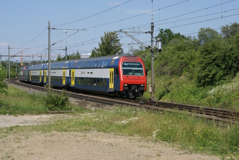 In und um Zrich ist dieses Bild hufig anzutreffen: Ein DPZ, die Wagen mit gelben Tren, die Lok schon mit blauer Gepcktre. Die Komposition befindet sich am 4.6.09 kurz vor dem Bahnhof Stettbach.