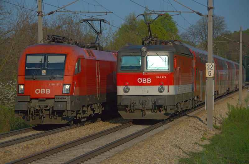 In Unter Oberndorf an der Westbahn kreuzten sich die Wege von 1116 157 mit BB Eurocity 660  Urlaub am Bauernhof  nach Bregenz und 1144 279 mit dem Regionalexpress 1639 nach Wien Westbahnhof. Die Aufnahme entstand am 14.04.2009