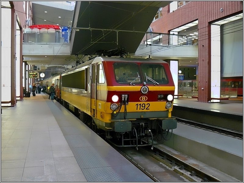 In der untersten Ebene (-2) des Bahnhofs Antwerpen Centraal steht E-Lok 1192 mit ihren niederlndischen Wagen am 13.09.08 zur Abfahrt nach Amsterdam bereit. (Hans)
