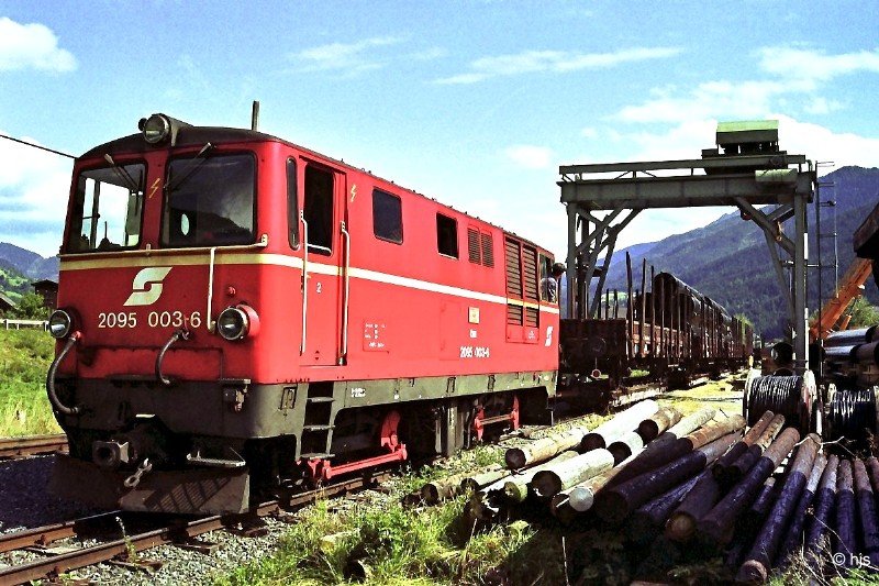 In Uttendorf werden Rohre f�r den Bau einer Pipeline abgeladen (8. September 1992). 