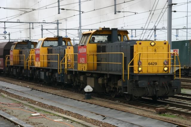 In Venlo setzt sich der Triple bestehend aus 6429, 6482 und 6446 mit einem leeren Kohlenzug in Richtung Maasflakte in Bewegung; 24.03.2007