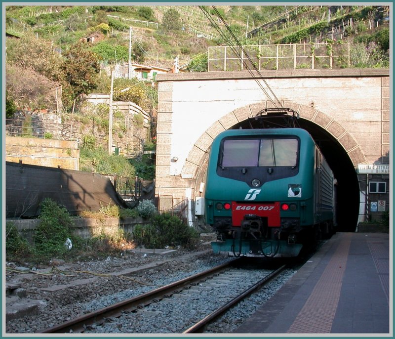 In Vernazza gilt das gleiche wie in Riomaggiore, die Tunnelenden stehen keine 100m auseinander. Ausfahrende E464 007 schiebt einen Wendezug nach La Spezia. (28.04.2007)