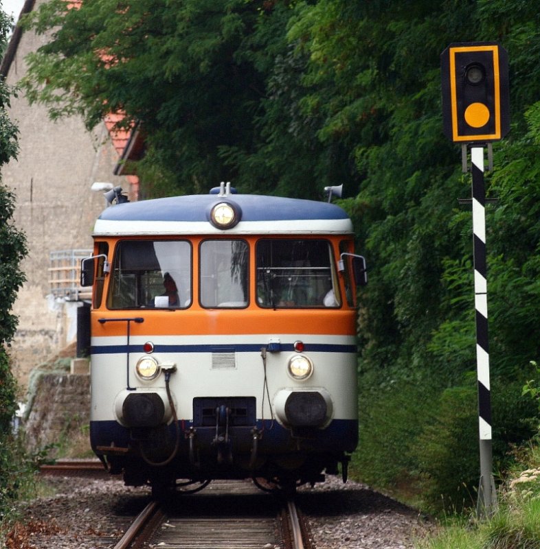 In vielen engen Kurven durchfhrt der MAN VT 9 der SWEG Waibstadt am 29. August 2008 als SWE 70775 (Neckarbischofsheim Nord - Hffenhardt) die Ortschaft Obergimpern.