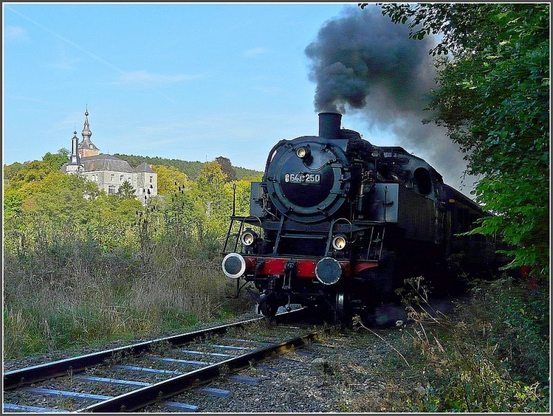 In Vierves-sur-Viroin fhrt der Museumszug, gezogen von der Dampflok 64 250, am Schloss des Baron de Hamal vorbei auf seiner Fahrt von Treignes nach Mariembourg. 27.09.09 (Jeanny)  