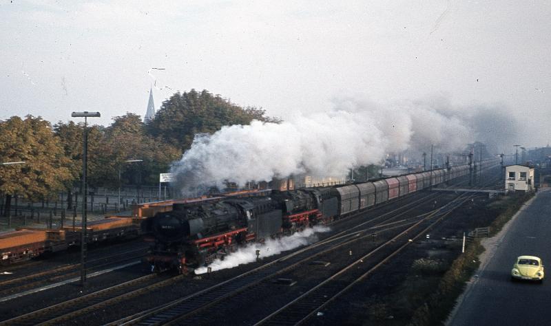 In voller Fahrt donnern die lgefeuerten 43er des BW Emden durch das morgentliche Lingen im Herbst 1971.  