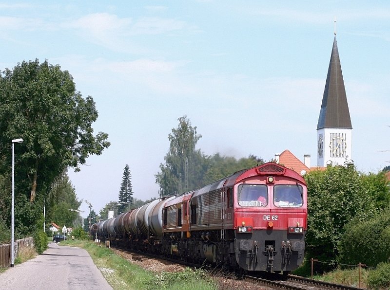 In voller Fahrt drhnen HGK DE 61 und HGK DE 672 mit dem ber drei Stunden verspteten DGS 59879 von Karlsruhe-Knielingen MIRO nach Aichstetten Shell am 19. August 2008 durch den beschauliche Ort Altenstadt an der Iller in Richtung Memmingen. 
